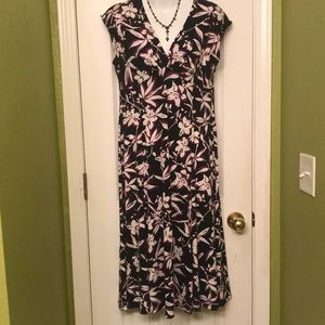 Pretty floral dress by Chaps 95% polyester, 5% elastane.  Beautiful full skirt.